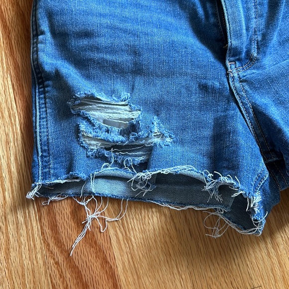 Hollister women’s size 7 high rise shorts (3 inch) - Picture 2 of 6